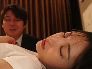 Bố mẹ đi vắng, anh trai bắt em gái cùng chơi trò người lớn