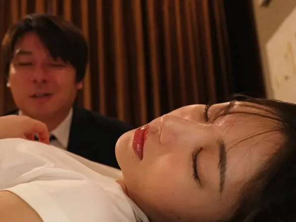 Bố mẹ đi vắng, anh trai bắt em gái cùng chơi trò người lớn